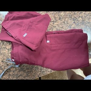 Figs, burgundy color and size XS in both top and bottom